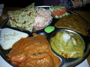 Gentlemen&#039;s Thali - 3 Sorten Fleisch-Curry mit Safran-Reis, Naan Brot und Raita