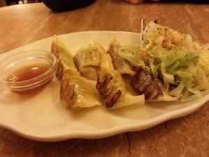 Handgemachte Gyoza. Die Kombi mit Salat und Marinade ist koestlich.