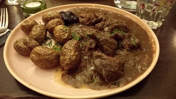 Hirschragout mit Preiselbeeren und Erdäpfel - Zum Wohl - Wien