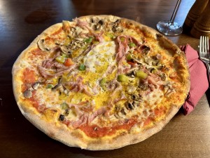Pizza Fiaker mit Speck, Champignons, Paprika und Spiegelei, brav und ... - Ristorante Pizzeria Scarabocchio - Wien