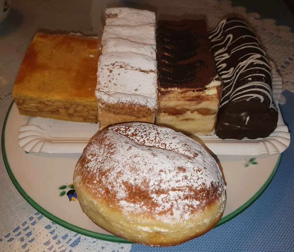 Apfelschnitte, Kardinalschnitte, Tiramisuschnitte, Bananenschnitte und Krapfen - Bäckerei Dworzak - Hirtenberg