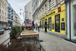 Hausmair - Straßenfront - es ensteht ein richtiger Schanigarten - Hausmair's Gaststätte - Wien