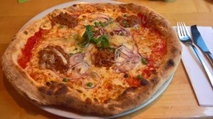 Pizza Lombarda, neu auf der Karte mit Ragout Bolognese, Zwiebel, jungen Erbsen - Il Sestante - Wien