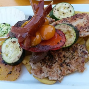 Grillteller (Pute, Schwein, Rind) mit Pommes und Grillgemüse. Fleisch und ... - Schweizerhof - Oberau