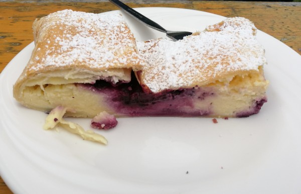 Topfen-Heidelbeer-Strudel. Wahrhaft ein Genuss (€ 4,50) - Jagdhaus Seewiese - Altaussee