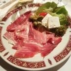 Dalmatinischer Prosciutto mit Schafkäse und Oliven - Konoba Bellini - Wien