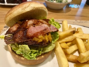 Beef-Burger mit Avocado, Mango-Salsa &amp; Speck… tolle Kombi