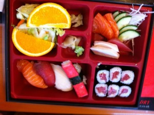 Sushi-Sashimi Bento - dunkle Färbung des Thunfisches ist kein Schatten! - BOK - Wien