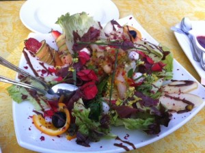 Vorspeise: Geräuchertes Straußenfiletcarpaccio auf Blattsalat samt Früchten, Mozzarellakügelchen ...