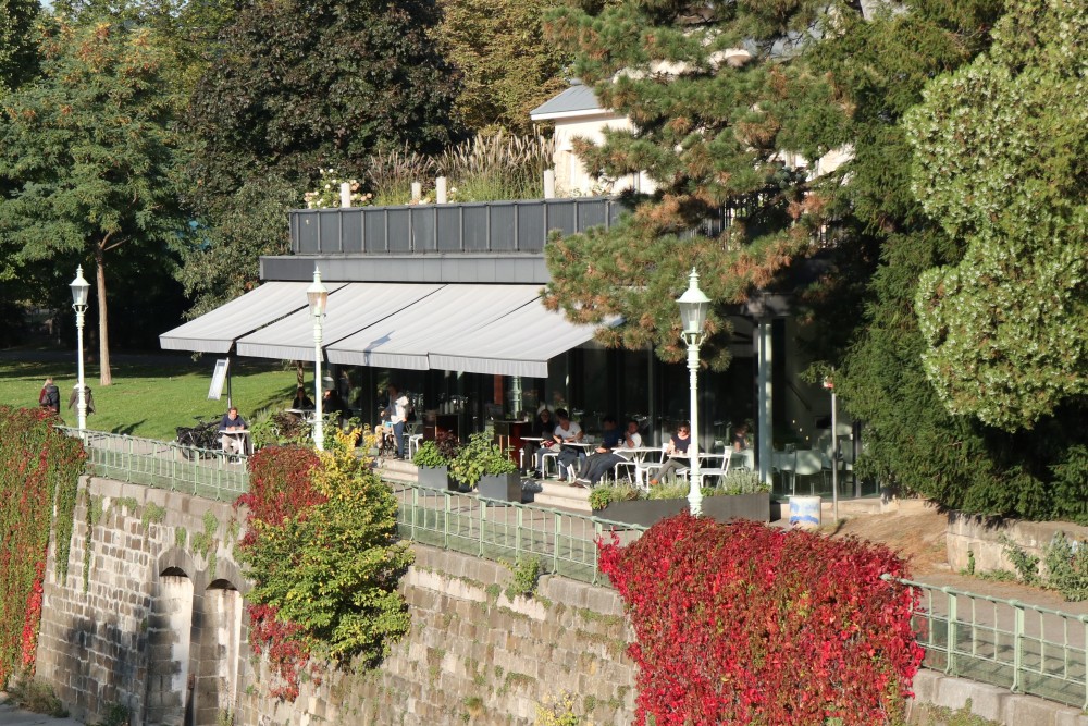 Meierei im Stadtpark - Herbstlicher Schmuck - Frontansicht von vis-a-vis - Meierei im Stadtpark - Wien