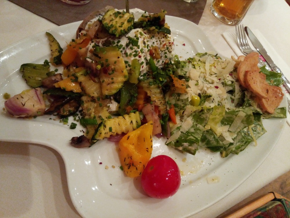 Ofenerdäpfel mit Sauerrahm, Grillgemüse und Cesar Salad - Restaurant Heurigenstube - Hinterglemm