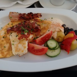 "RA" Frühstück mit Hummus, Eierspeis, Feigen, Oliven, Gemüse & Halloumi - Breakfast Club - Wien