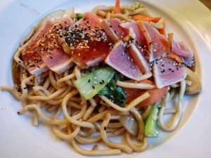 Thunfisch-Tataki auf hausgemachten Nudeln