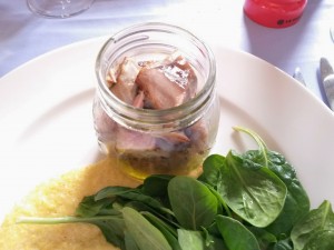 Yellowfin Tuna mariniert mit Polenta Creme und Babyspinat 
