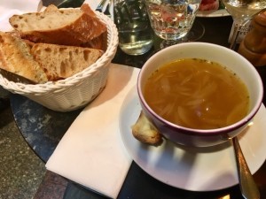 eine ehrliche, brave Zwiebelsuppe, könnte etwas kräftiger sein.