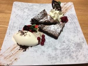 Schokoladenkuchen mit weißem Schoko-Mousse