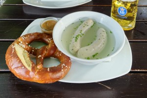 Hofbräu am Steinertor - Weißwurst mit frischer Brez&#039;n (noch warm)  Münchner Klassiker, schlicht, ...