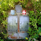 Der Gedenkstein an den Erbauer der Alp bei der Quelle des Teiches. - Hochram-Alpe - Gablitz