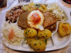 Holsteinschnitzel mit Spiegelei und Salaten - Schnitzelwirt - Wien