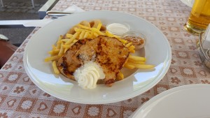 mariniertes Schweinerückensteak mit Pommes frites, gebackenen Zwiebelringen ... - Eisenbocks Strasser Hof - Straß