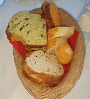 Brotkorb mit selbstgemachten Paprika, Kürbis und Rosmarinbrot