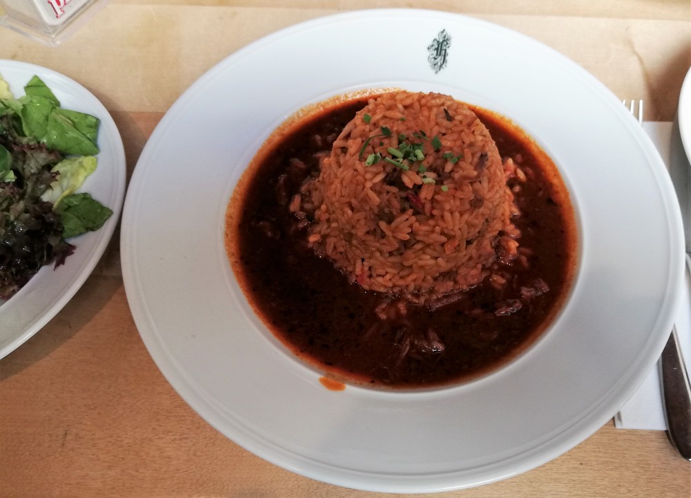 Reisfleisch, eines mit Gulaschsaft. Der war in Wirklichkeit nicht so dunkel..... - Heidenkummer - Wien