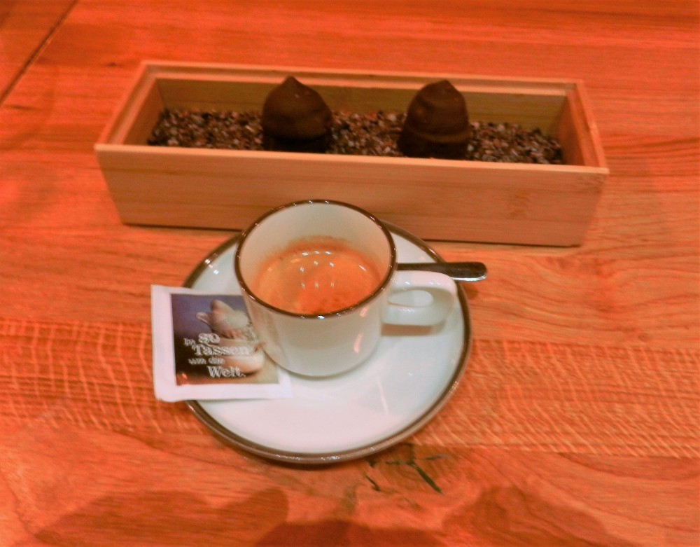 Top Espresso, dazu vom Haus zwei verschiedene Schokospitz - FUXBAU - Stuben am Arlberg