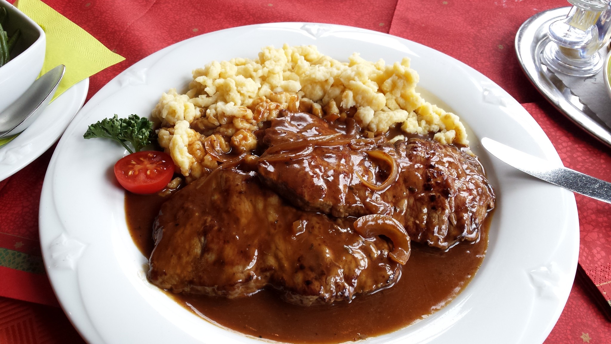 Tiroler Almrostbraten mit hausgemachter Spätzle - Cafe-Restaurant Pension Alexandra - Going am Wilden Kaiser