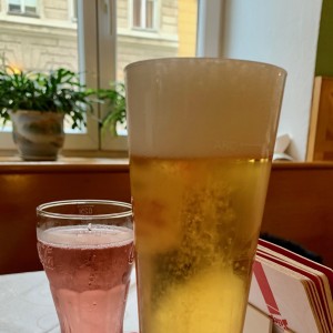 Kleines Bier und Himbeersoda, noch das Beste des Mittagessens. - Li Li - Wien