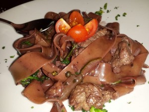 Parpadelle mit Rinderfiletspitzen und Zucchini in Rotweinsauce