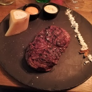 Rib-Eye-Steak 350g, mit der "Line" aus getrocknetem Rosmarinöl, dazu u.a. ... - DOOR No. 8 Restaurant - Wien