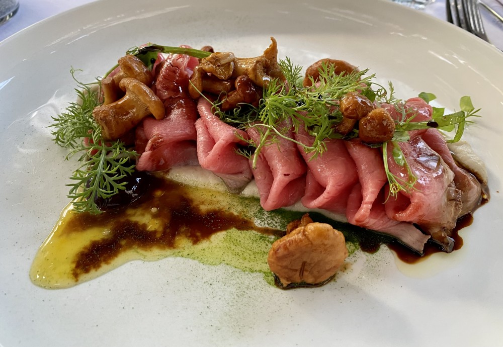 Roastbeef mit Eierschwammerl auf einer Sardellen-Emulsion - first class - Duspara - Wien