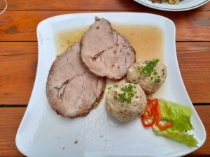 Schweinsbraten mit Semmelknödel - Weinbau Herzog "Zum Pecherhaus" - Großau