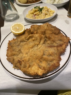 G‘schmackig & knusprig - Altwiener Backfleisch … nicht nur die Größe hat ... - Schrammelbeisl - Wien