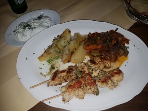 Hühner-Souvlaki mit Rosmarinkartoffeln, Gemüse und Tsatsiki - Mythos - Wien
