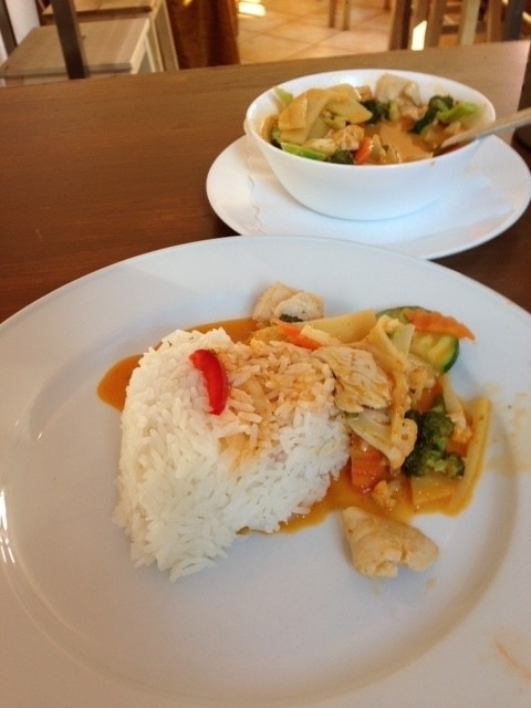 Rotes Thai Curry mit Reis - Lanna Thai Imbiss & Shop - Kitzbühel