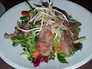 Rinderfiletspitzen auf Salat