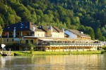 Blick von der Donau auf das Hotel mit der großen vorgelagerten Terrasse - Restaurant Hotel Donauschlinge - Haibach ob der Donau