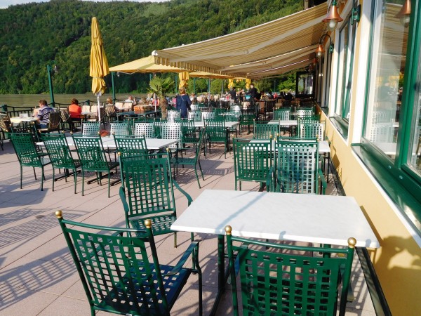 Die große Terrasse an der Donau - Restaurant Hotel Donauschlinge - Haibach ob der Donau
