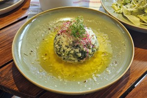 Schmankerlstubn - Spinatknödel - hervorragnd - ein Umami-Kick und das ohne ... - Schmankerlstubn - St. Wolfgang