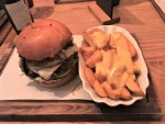 &quot;House Burger&quot; (AlmOx, Salat, Tomate, Gurke, Swiss Cheese, geb. Champignons &amp; Zwiebel), Cheese-Fries