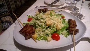 Caesar Salad mit Sate Spießchen (Rind) - Lecher Stube - Lech