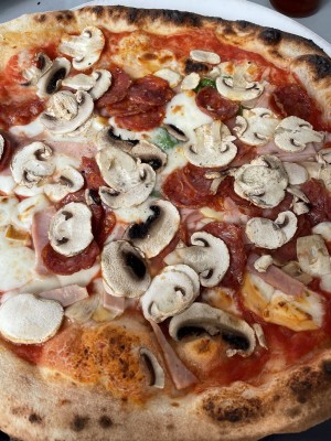 Pizza con Salame, Fungi e Prosciutto - molto buono! - Pizza Mari - Wien