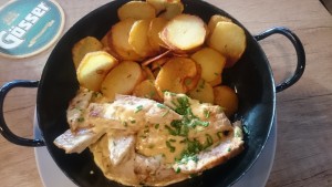 Schmankerlpfanne vom Schweinsfilet mit Erdäpfelchips und Sauce Hollandaise gratiniert