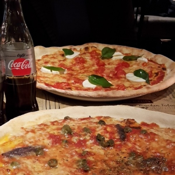 Pizza "CIP & CIOP" (vorne) + Pizza "CAPRESE" (Mozzarella, Kirschtomaten und ... - L'Osteria Grinzing - Wien