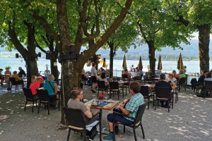 Zum Weißen Hirschen - Schattiger Gastgarten mit Blick auf den Wolfgangsee - Seeböckenhotel Zum Weissen Hirschen - St. Wolfgang