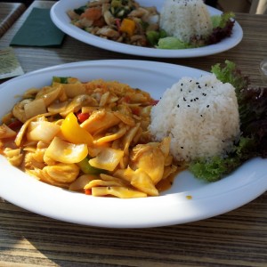 Curry Chicken - Hühnerbrust mit Bambusstreifen, Paprika und Zwiebeln in ... - Akakiko - Linz