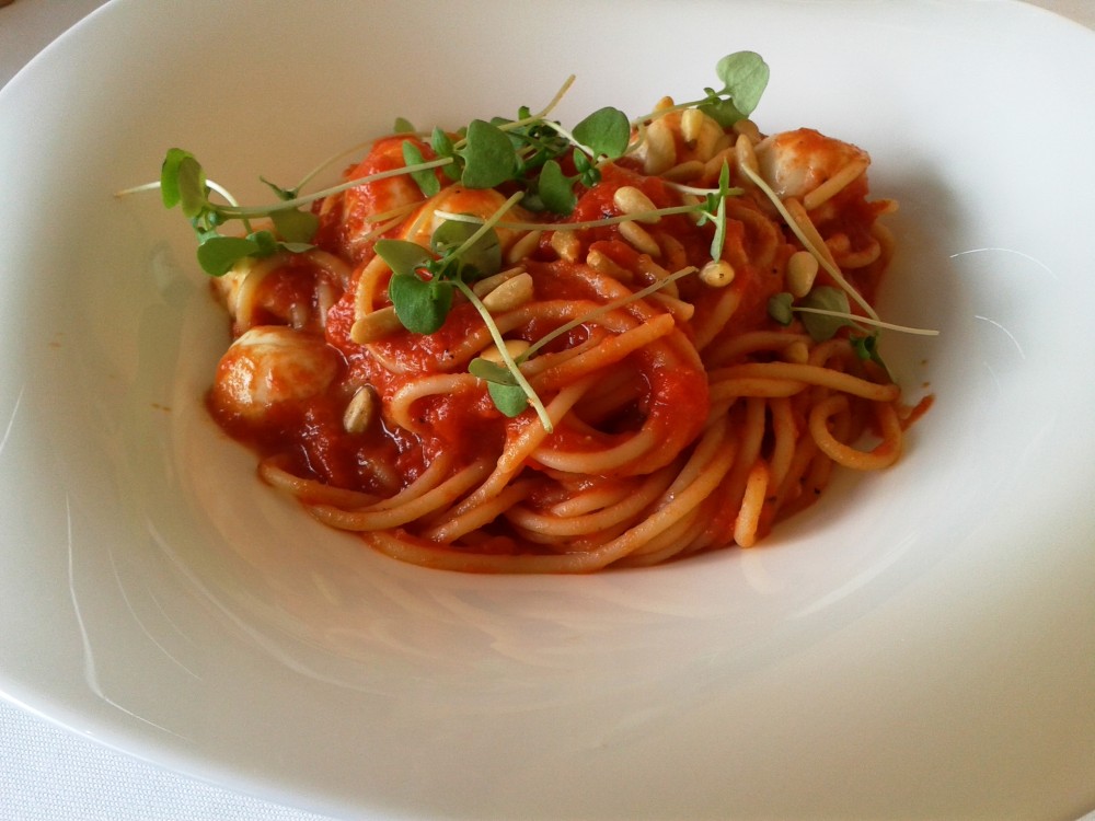 Settimo Cielo - Spaghetti mit Tomatensauce, Mozzarella und Pinienkernen - Ristorante Settimo Cielo - Wien