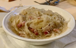 Warmer Krautsalat, tadellos! - Zur Goldenen Kugel - Wien