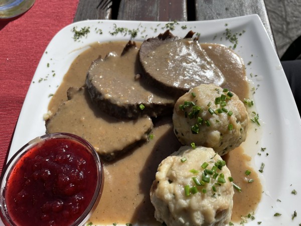 Hirschbraten mit Wurzelsauce und Knöderl - Michlwirt - Gasthof zur schönen Aussicht - Miesenbach